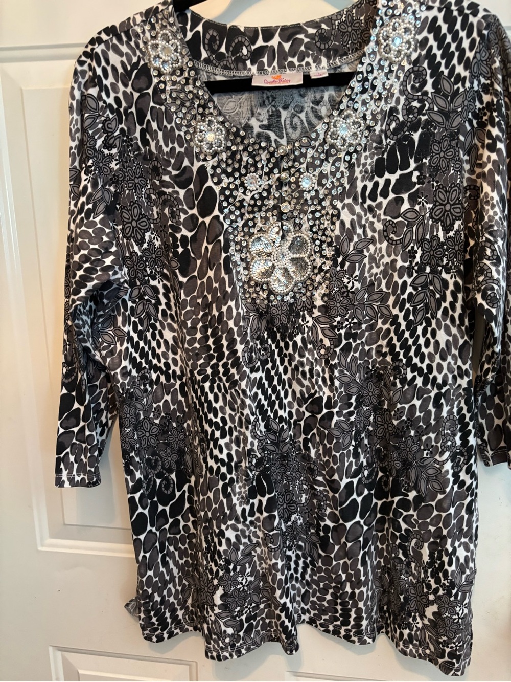 Quacker Factory Black & White Embellished Tunic Top